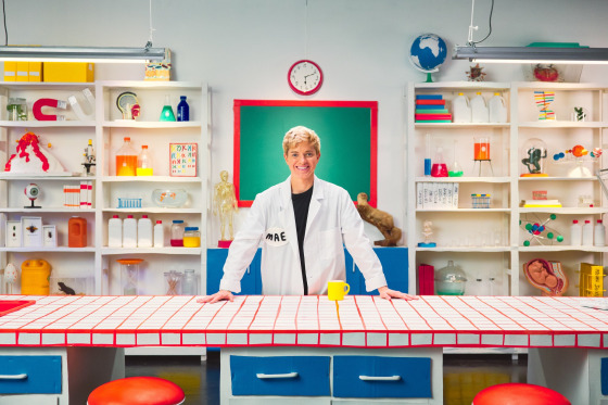 AWARD-WINNING COMEDIAN MAE MARTIN EXPLORES THE SCIENCE OF GENDER AND SEXUALITY IN FLUID: LIFE BEYOND THE BINARY, A NEW DOCUMENTARY AIRING ON CBC’S THE NATURE OF THINGS